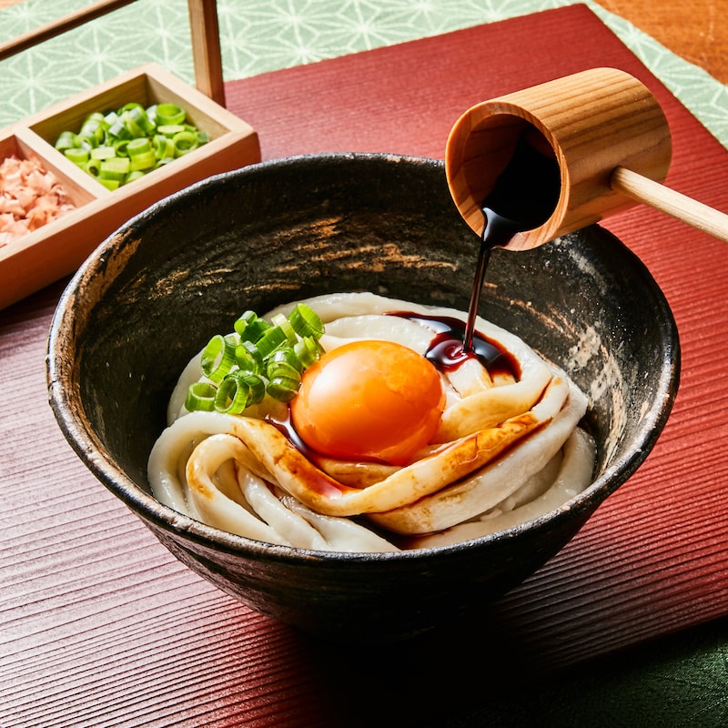 つゆは、ややとろっとしていて麺に絡みやすいです。