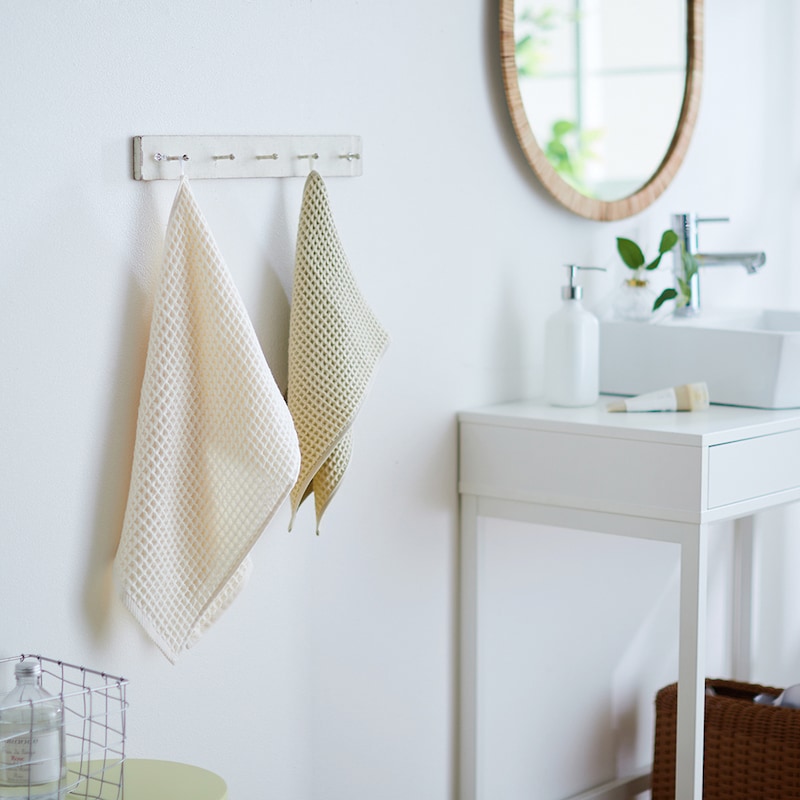 左：アイボリー・フェイスタオル　　右：ライトグレー・スリムタオル