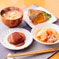 ハンバーグ煮込み(100g)、サバ味噌煮(150g)、肉じゃが(130g)、豚汁(180g)が各2袋