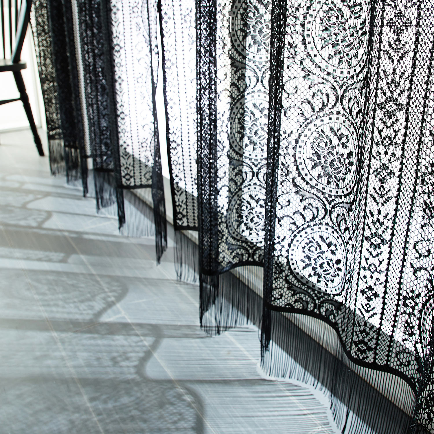 アンティーク柄のフリンジ付きブラックレースカーテン 日本製 通販のベルメゾンネット アンティーク柄のフリンジ付きブラックレースカーテン 日本製 通販のベルメゾンネット