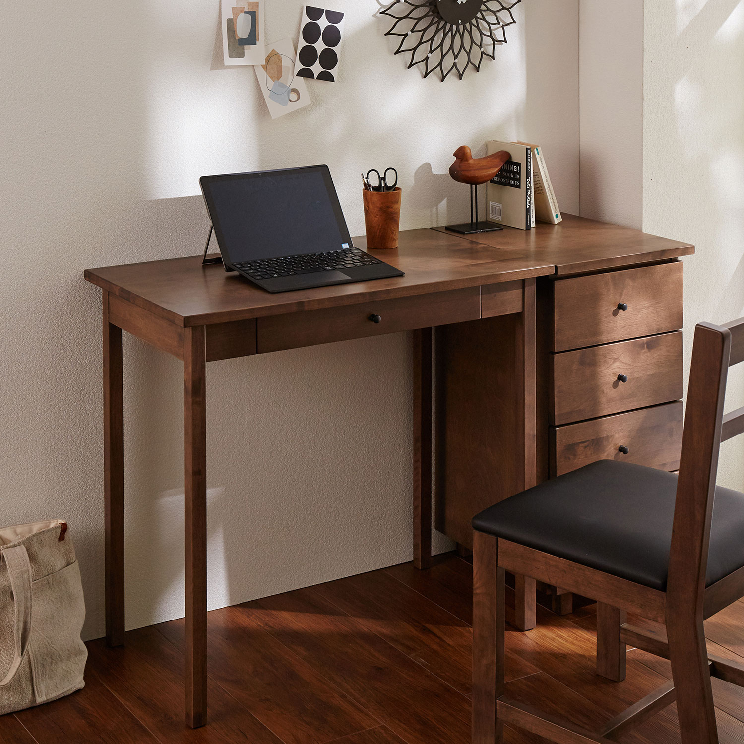 【ベルメゾン】カバ材を使用した懐かしい風合いのパソコンデスク