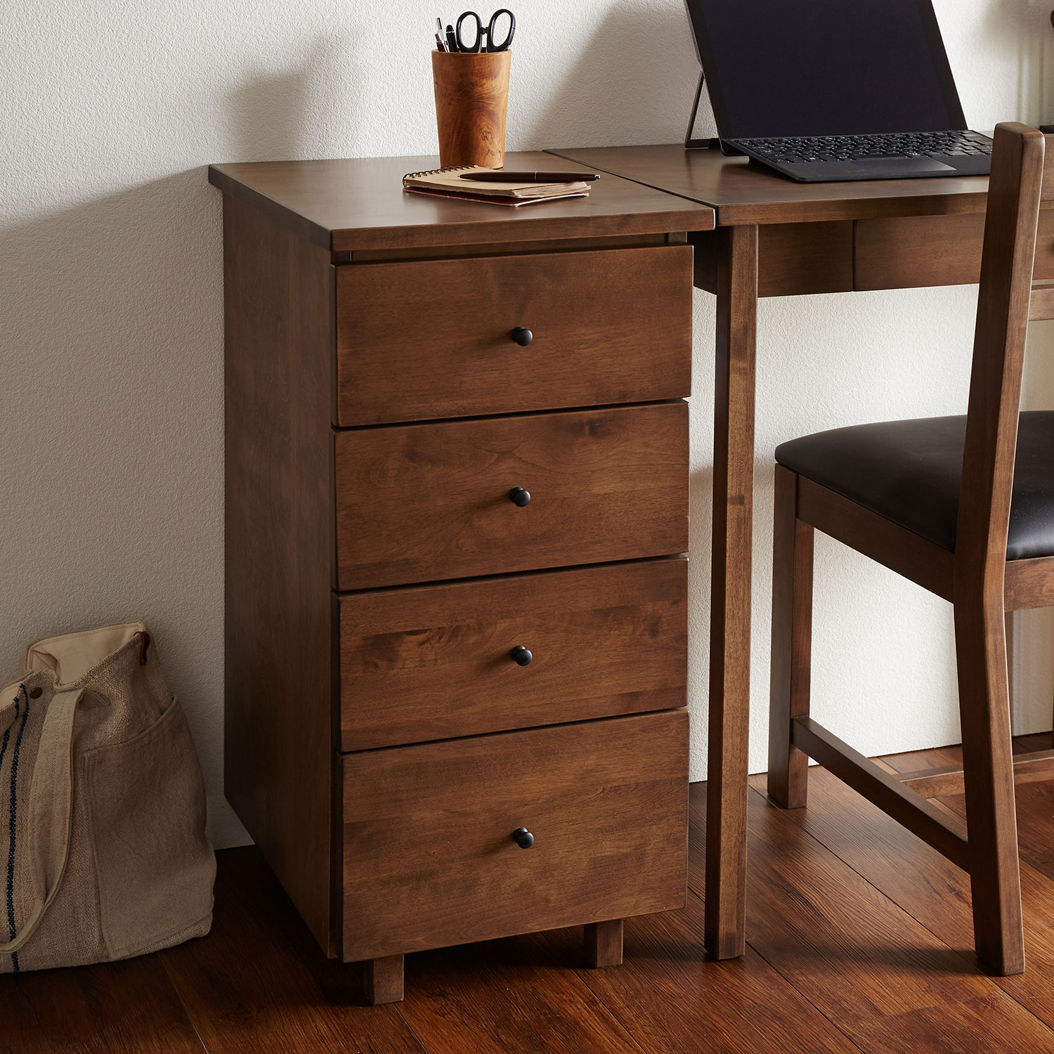 【ベルメゾン】カバ材を使用した懐かしい風合いのデスクサイドチェスト