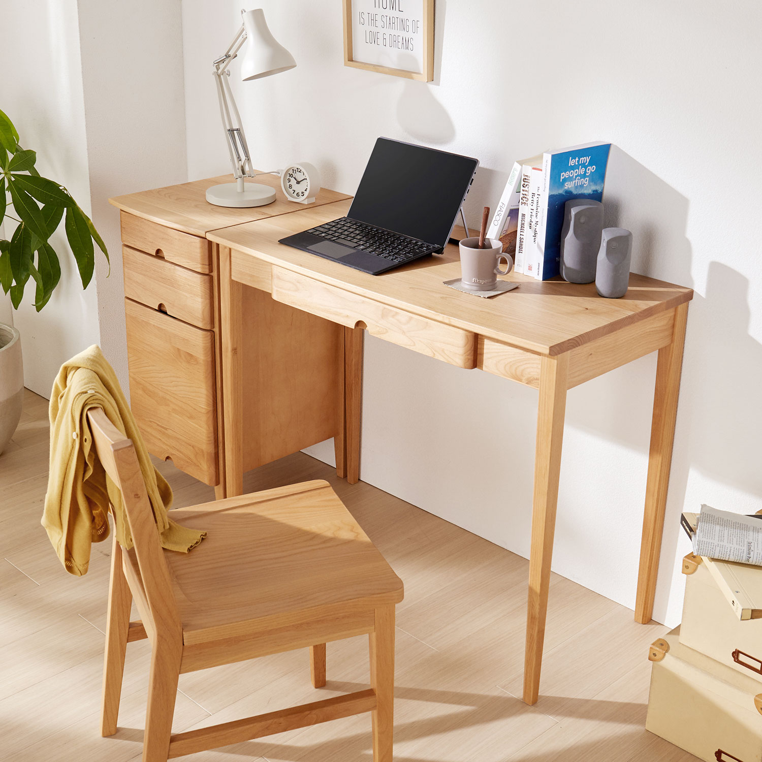 【ベルメゾン】アルダー材を使用した優しい風合いのパソコンデスク