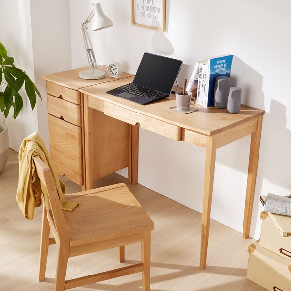 【ベルメゾン】アルダー材を使用した優しい風合いのパソコンデスク
