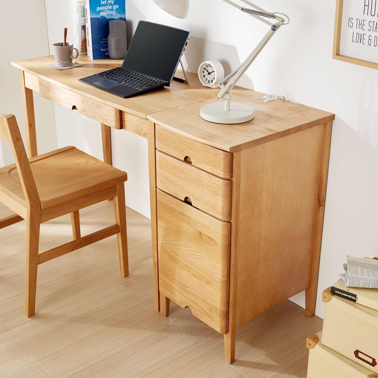 【ベルメゾン】アルダー材を使用した優しい風合いのデスクサイドチェスト