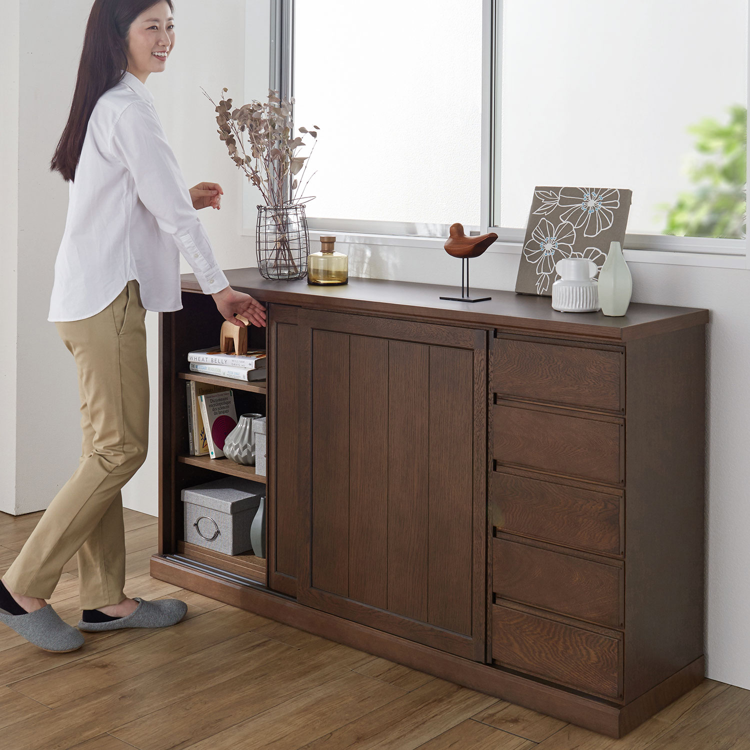 【大雪木工】【北海道旭川産】ナラ材使った引戸の板扉キャビネット