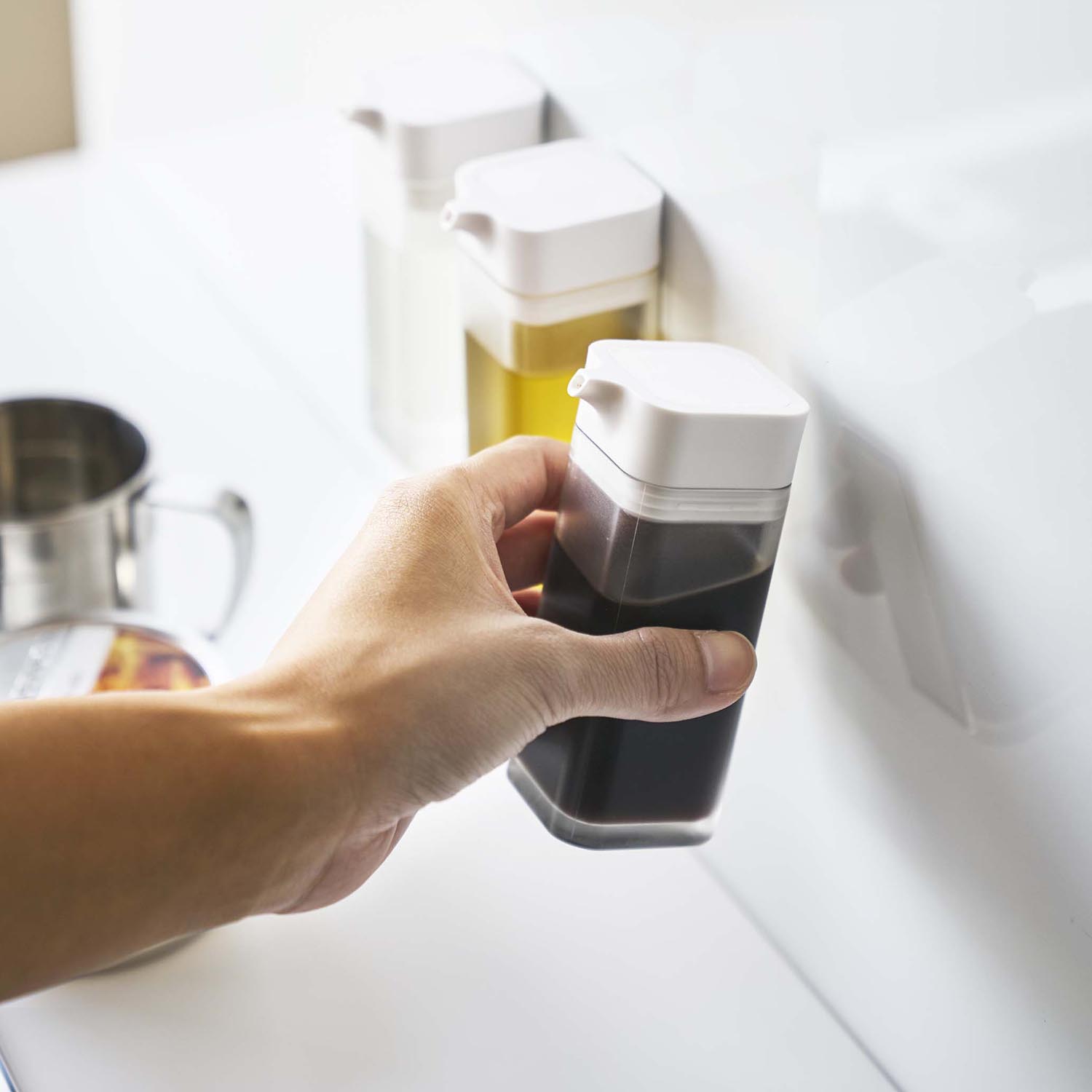 【タワー/tower】マグネットで取り付けられるプッシュ式醤油さし