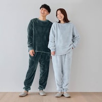 左）チャコール／モデル身長176cm・Lサイズ、右）サックスグレー／モデル身長166cm・Mサイズ
