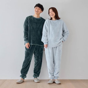 左）チャコール／モデル身長176cm・Lサイズ、右）サックスグレー／モデル身長166cm・Mサイズ