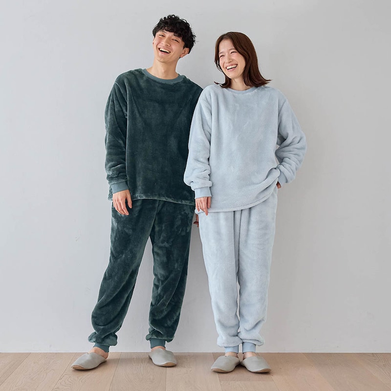 左）チャコール／モデル身長176cm・Lサイズ、右）サックスグレー／モデル身長166cm・Mサイズ