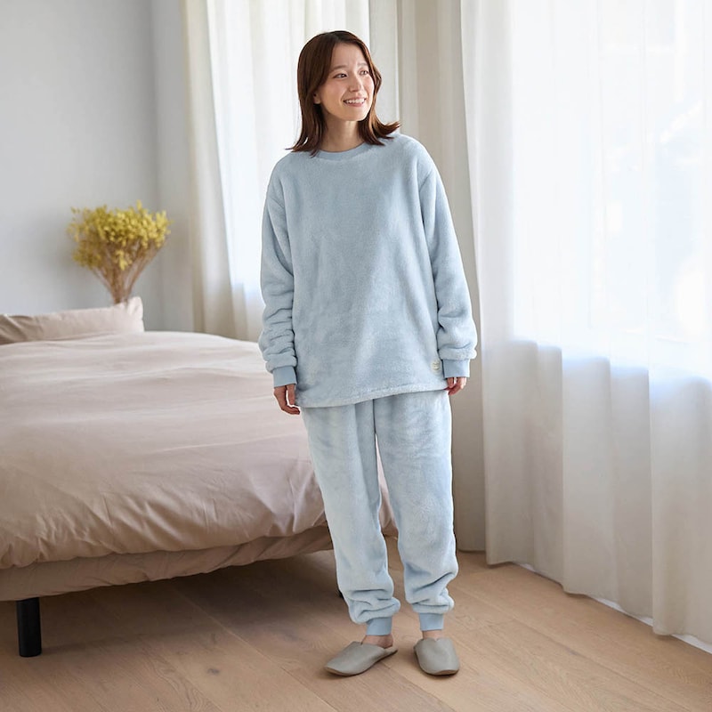 サックスグレー（25年秋冬新色）／モデル身長166cm・Mサイズ着用