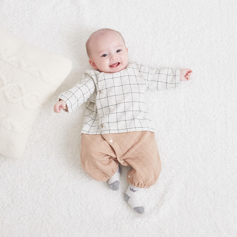 オートミール系チェック柄／モデル身長61.5㎝・50～60サイズ着用・体重6.2㎏