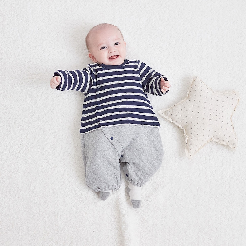 ネイビー系ボーダー／モデル身長61.5㎝・50～60サイズ着用・体重6.2㎏