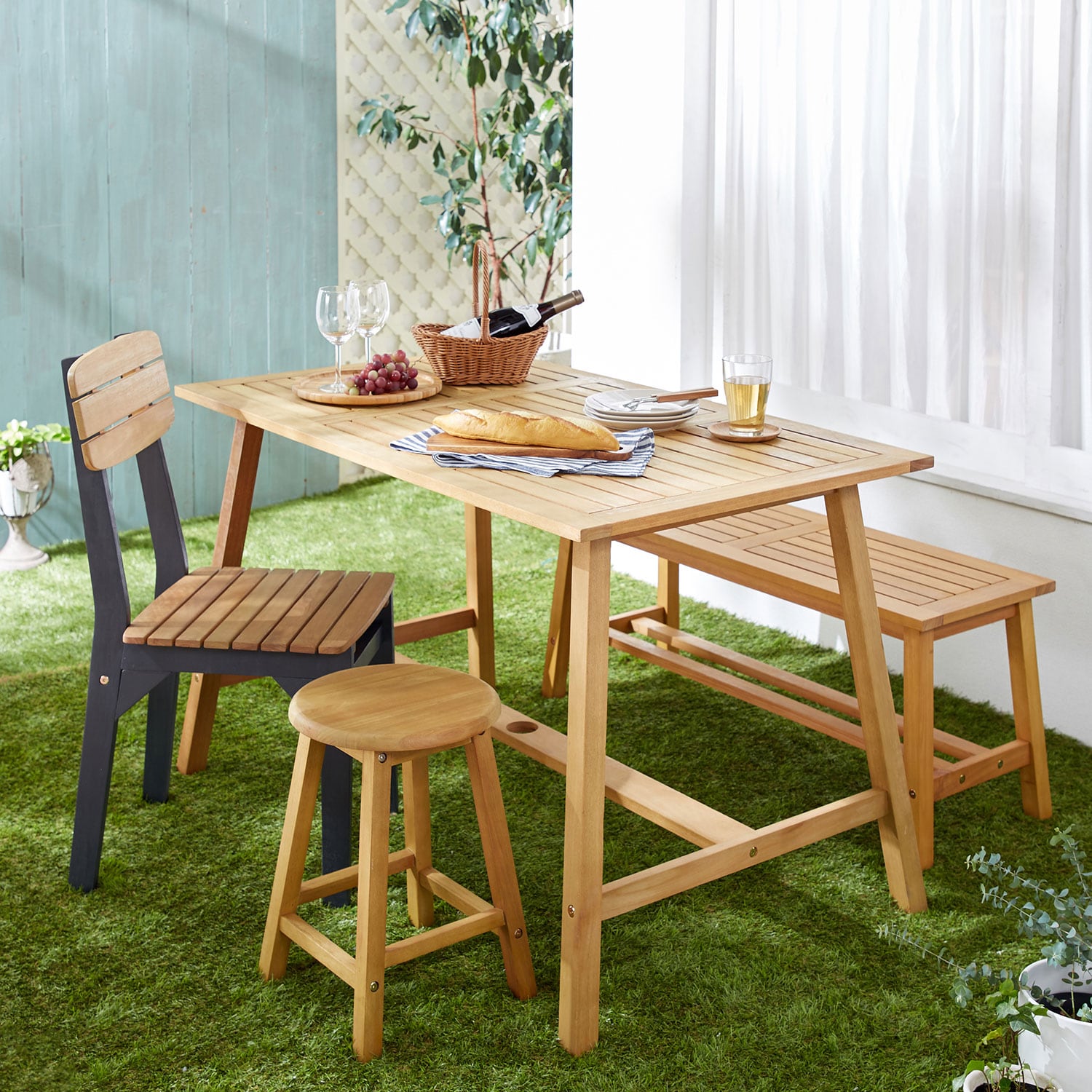 高級感のある屋外テーブル②『ベルメゾン 天然木のガーデンテーブル』