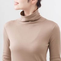 ほどよくボリューム感のあるタートルネックで首元まであったか