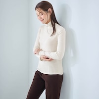 モデル身長165cm／M（ウォームホワイト）