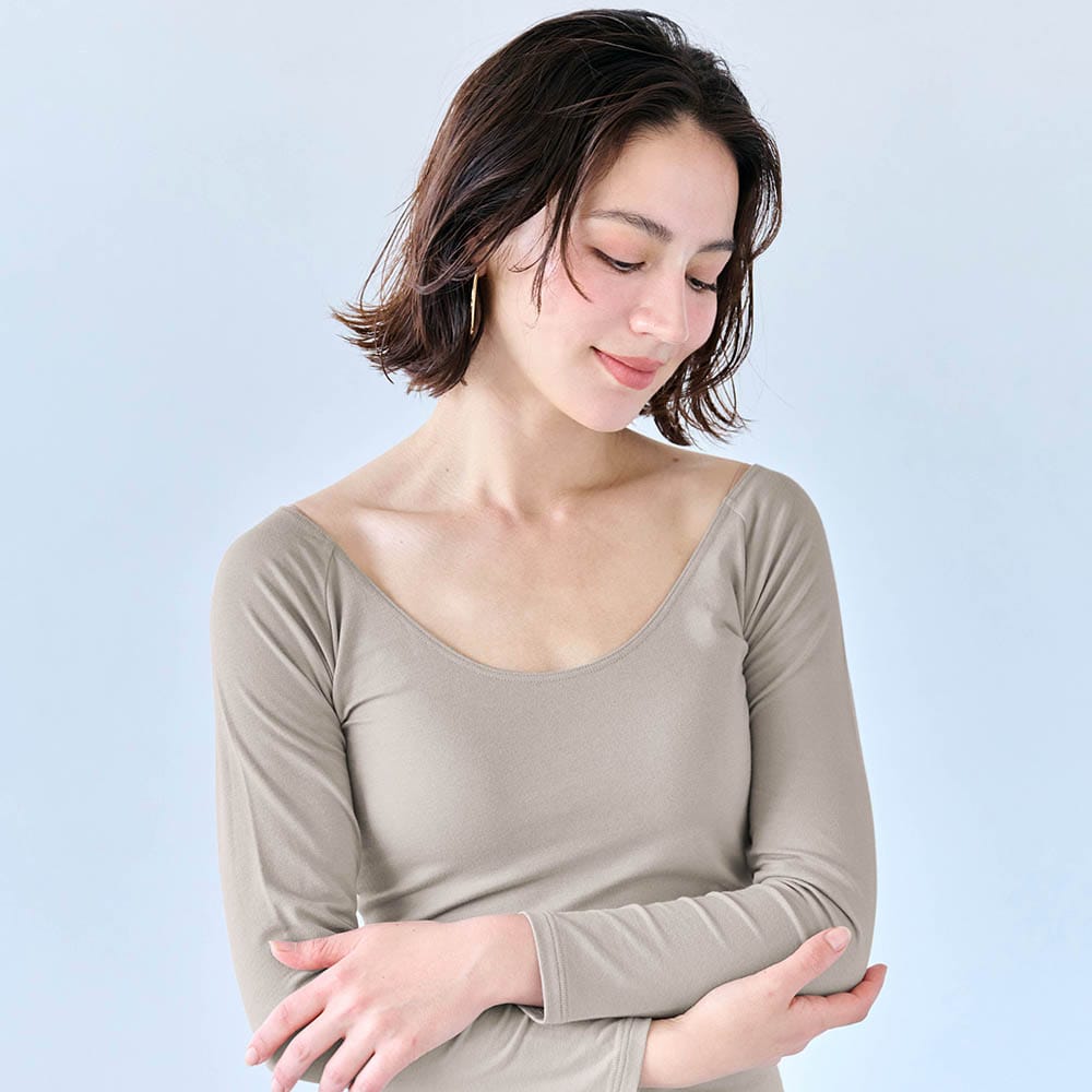 前後ワイドネックで襟ぐりの開いたニットなどの下にぴったり