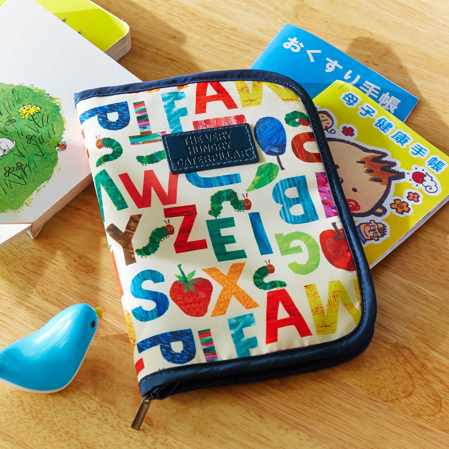 はらぺこあおむし マルチケース 母子手帳 保険証収納に はらぺこあおむし 通販のベルメゾンネット はらぺこあおむし マルチケース 母子手帳 保険証収納に はらぺこあおむし 通販のベルメゾンネット