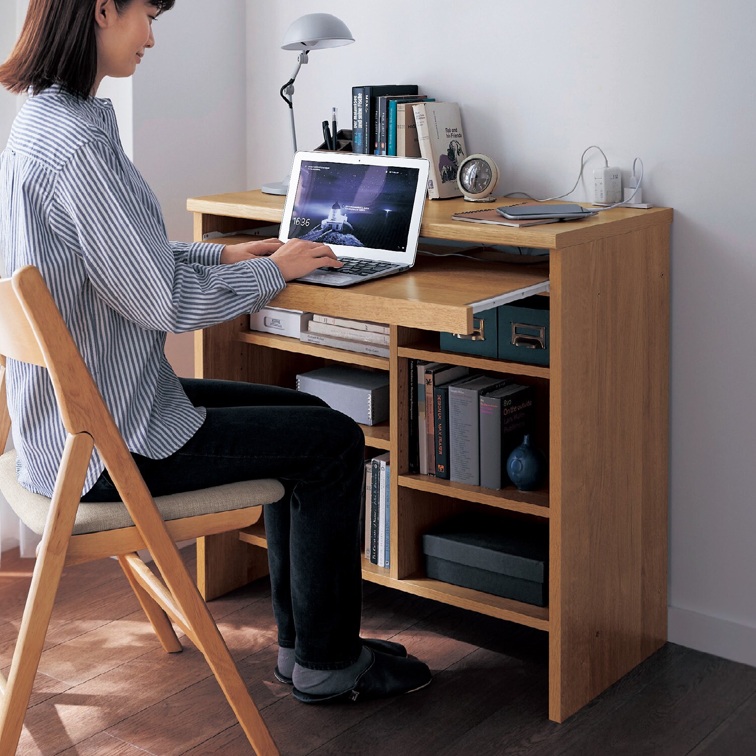 【ベルメゾン】作業に便利なスライドテーブル付き腰高本棚