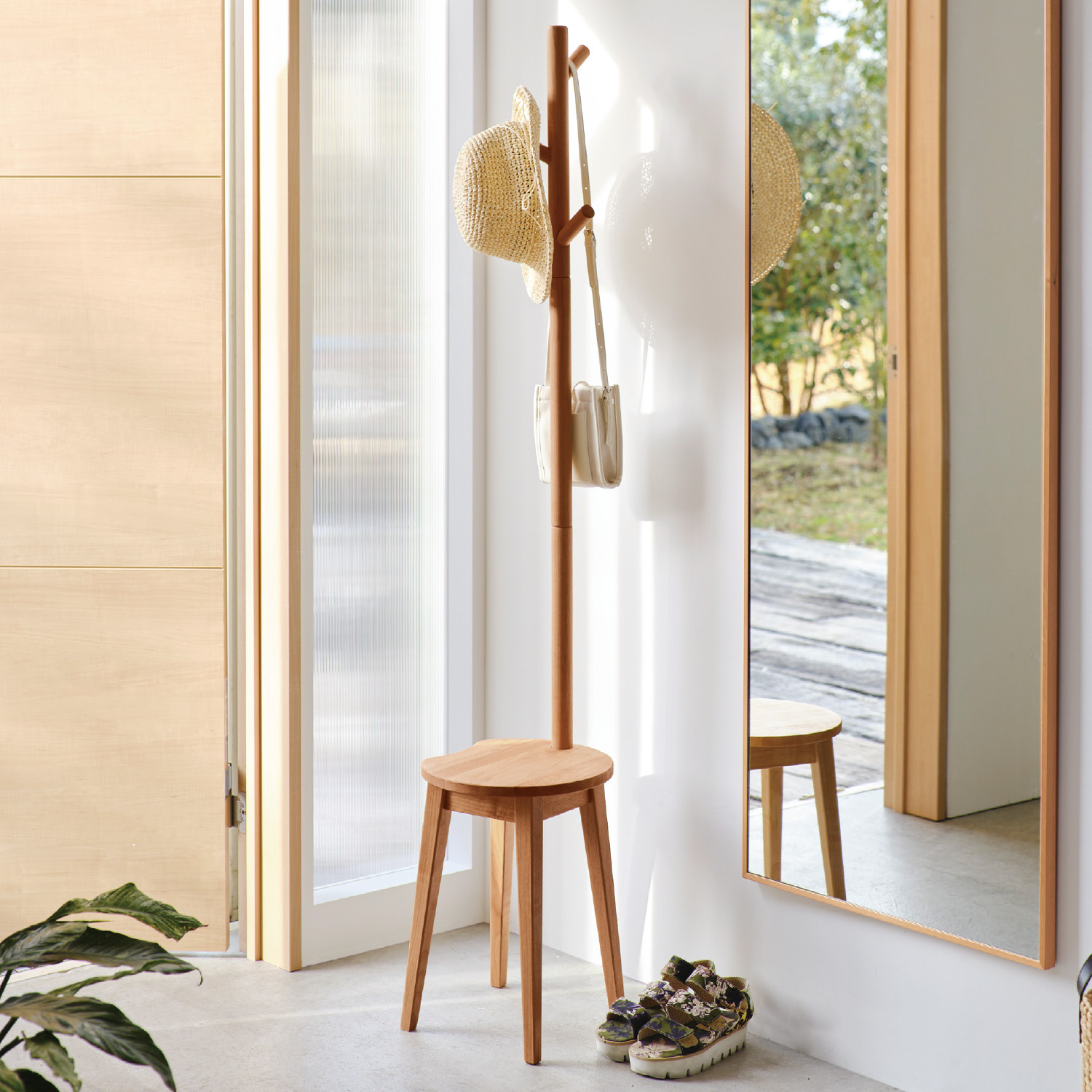 【ベルメゾン】天然木アルダー材を使ったスツール付きハンガーラック