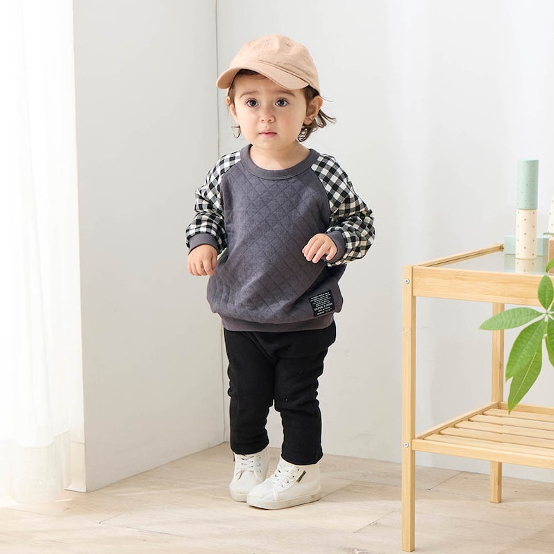 ブラック／モデル身長78cm・80サイズ着用・体重10.5kg