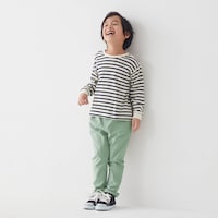 ニュアンスカーキ／モデル身長108cm・110サイズ着用