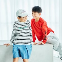 左）オフホワイトボーダー／127cm・130サイズ、右）ポピーレッド／124cm・130サイズ