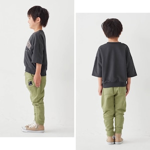 ライトカーキ／モデル身長111cm・110サイズ着用