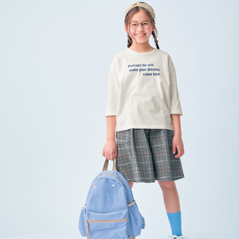 オフホワイト／モデル身長133.5cm・サイズ130