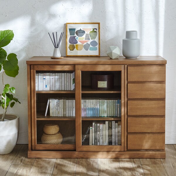 【大雪木工】【北海道旭川産】ナラ材を使った引戸のガラス扉キャビネット