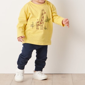 スモーキーイエロー／モデル身長78cm・80サイズ着用