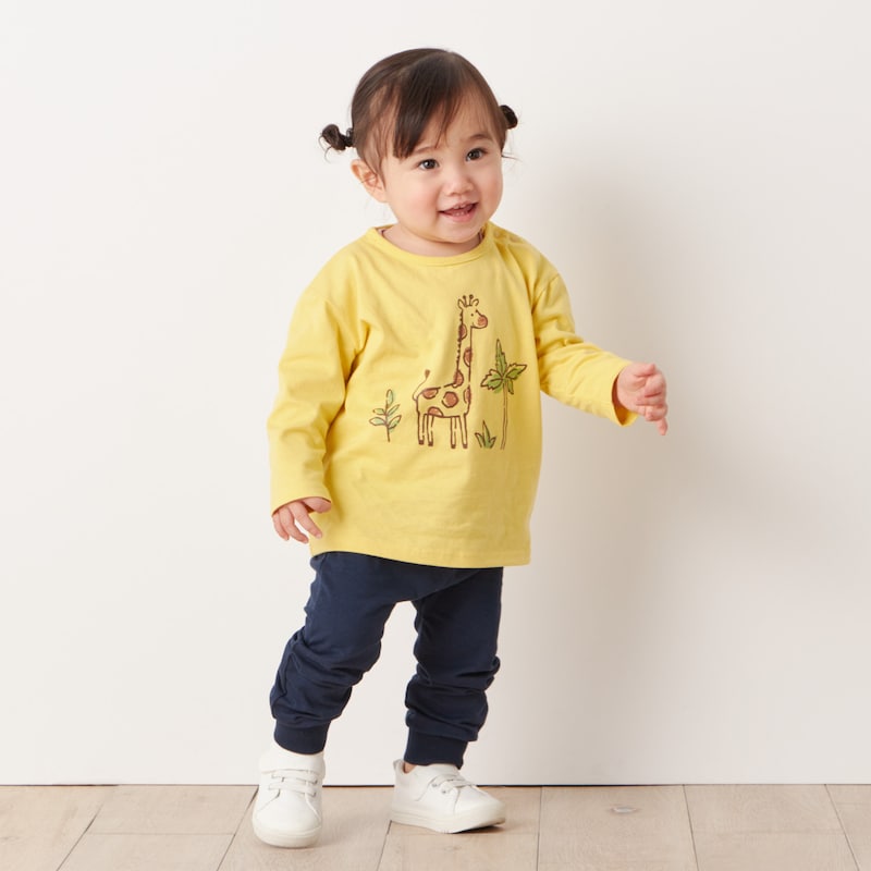 スモーキーイエロー／モデル身長78cm・80サイズ着用