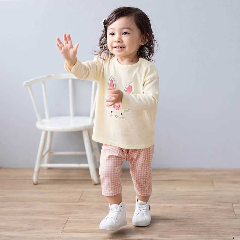 ピンクギンガム花柄／モデル身長80cm・80サイズ着用・体重7.9kg