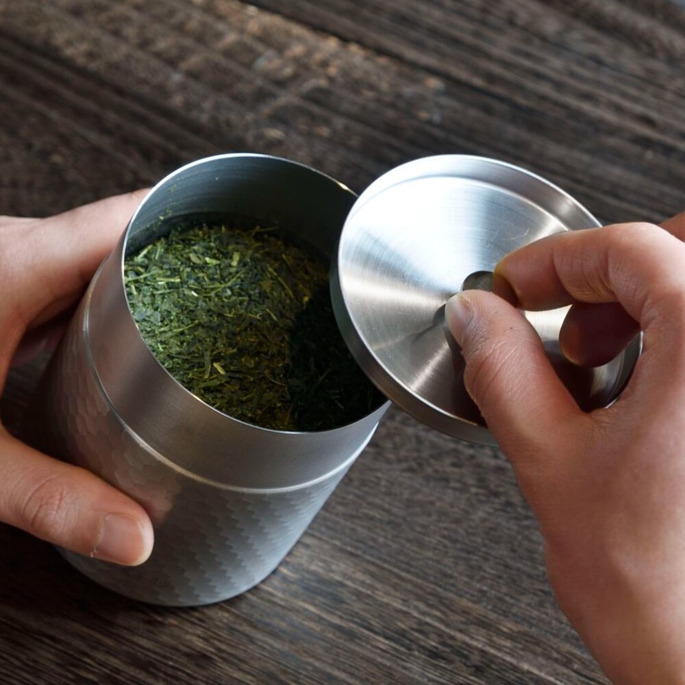 上質感が漂う18-8ステンレス製の茶筒です新潟燕市の職人が作ったこだわりの一品中ブタ付きで密着性がよく、光を遮断することで茶葉の鮮度を保ちます茶筒本体にフタがすっきりおさまるよう、高い技術力で仕上げま