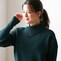 非対称なネックデザイン、袖はすっきり見える長めのリブ使い