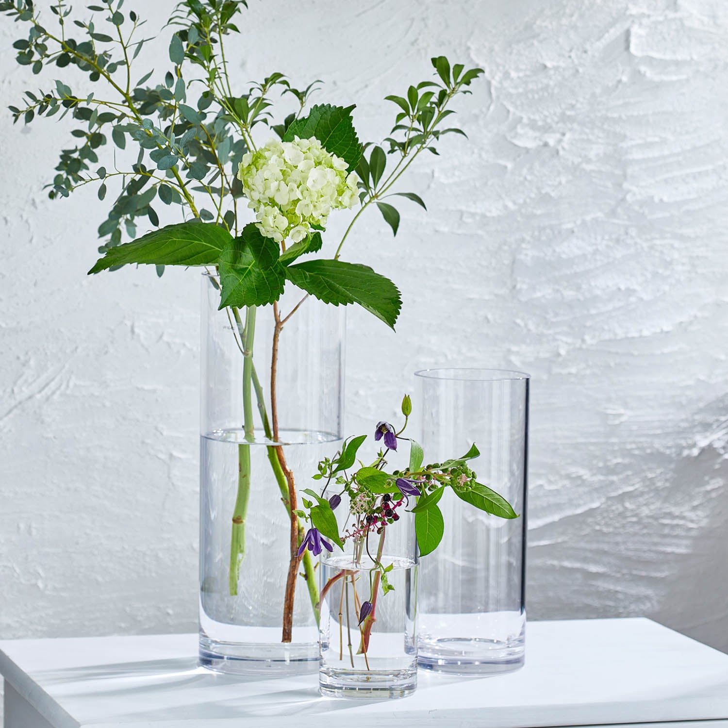 【ベルメゾン】ガラスのような透明感の割れにくい素材を使ったスリムな花瓶