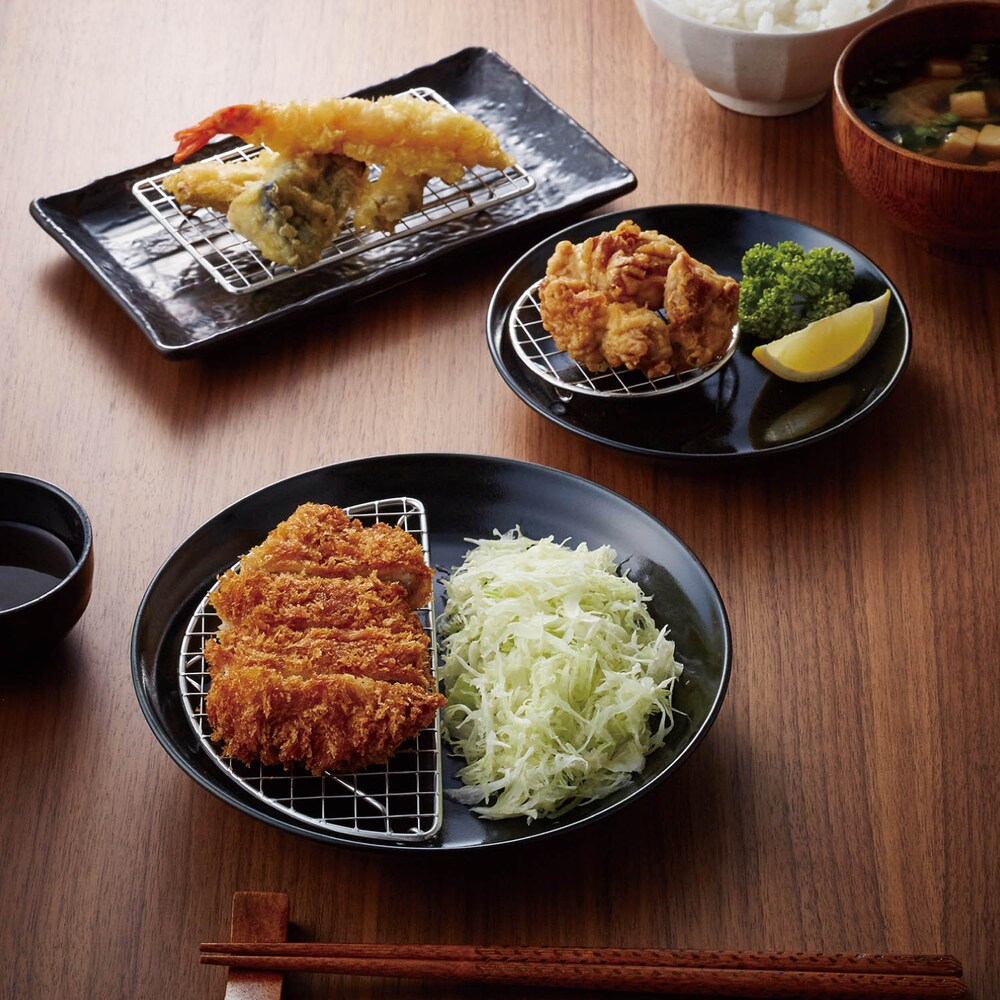 網は交点を溶接してあるので、汚れがたまりにくく清潔です。フルーツなど味を混ぜたくないものを乗せるのにも便利です油を取るためにキッチンペーパーを敷かず、見た目も美しく盛り付けられます揚げ物やパンをのせれ