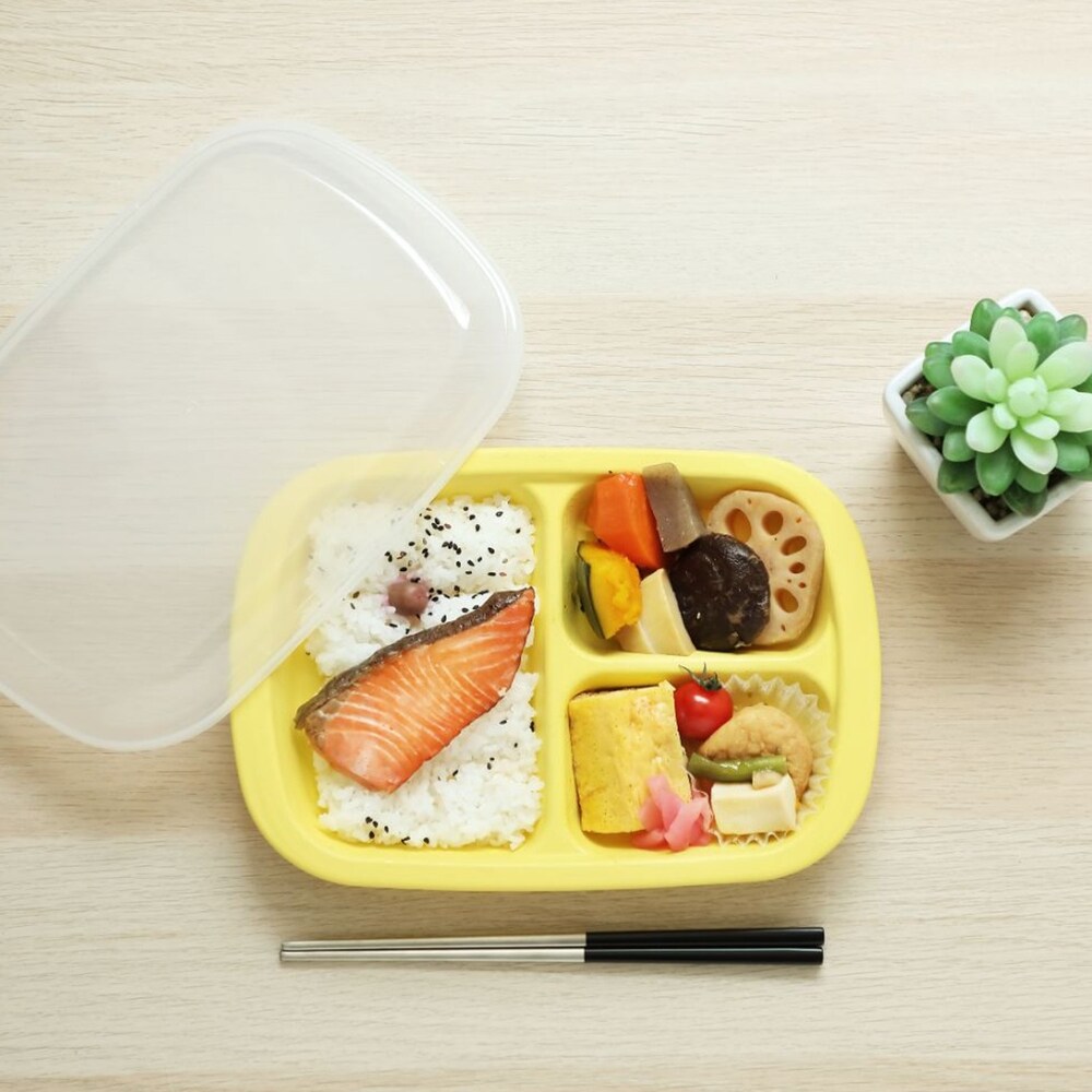 保存にも便利な、フタ付きの耐熱ランチプレートですフタをしてそのまま冷蔵庫に保存でき、食べるときもフタをしたままレンジで温めるだけ仕切り付きのワンプレートで簡単に盛りつけでき、洗い物も少なくてすみます積