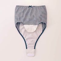 ワンタッチテープ留めでクロッチ部分が開閉し、大きなパッドにも対応