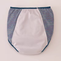 バック肌側仕様／クロッチ部分から腰にかけて防水布を使用し、後ろ漏れをガード
