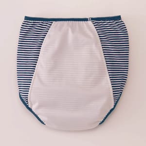 バック肌側仕様／クロッチ部分から腰にかけて防水布を使用し、後ろ漏れをガード
