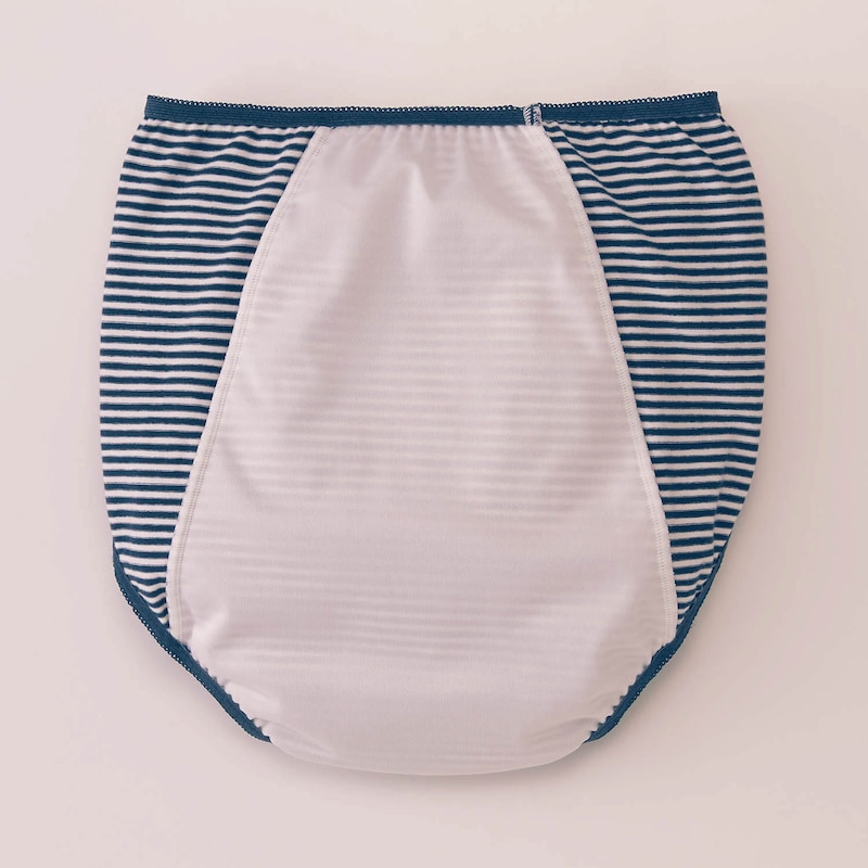 バック肌側仕様／クロッチ部分から腰にかけて防水布を使用し、後ろ漏れをガード