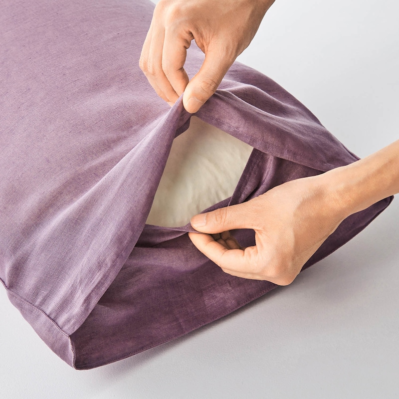 枕本体を入れて、合わせ部分の布をかぶせるだけの簡単装着
