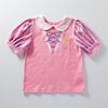 5分パフスリーブがレディな印象のTシャツ定番丈でスカートにもパンツにも好相性後ろ襟ぐりはゴム仕様で自分でお着替えしやすいヒロイン達のドレスをモチーフにしたプリント柄がほかにない愛らしさ気軽にすっぽり着