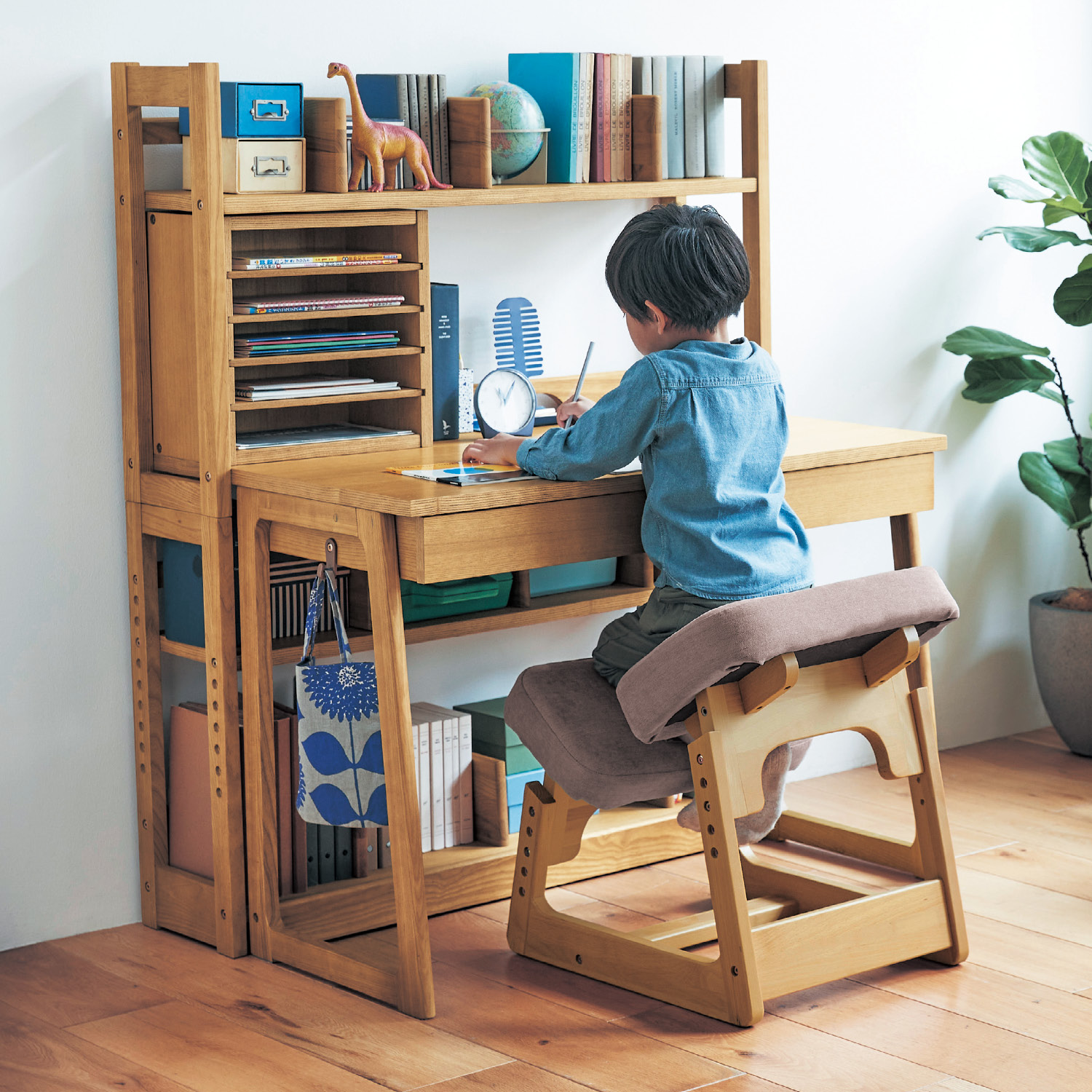 【ベルメゾン】タモ材の収納にこだわったラック付き学習机