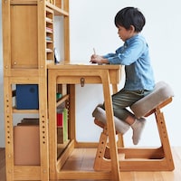 机とラックを合体させれば広々した作業スペースに