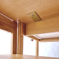 デスクとラックは連結金具で固定する事ができます