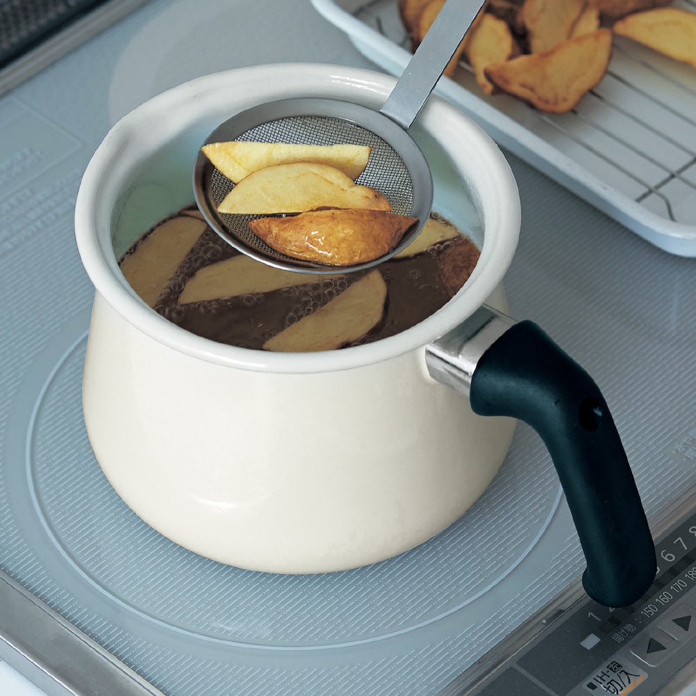 色もニオイも移りにくいホーロー製カレーやシチューなど煮込み料理も美味しくできる煮たり茹でたり白米を炊くのもOK揚げ物もできて幅広く活躍ボウル使いもできて一台で幅広く対応フタをしたまま冷蔵庫に入れやすい
