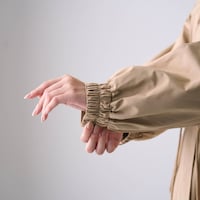 袖口は見えにくい裏側をゴム仕様にして腕まくりもしやすい