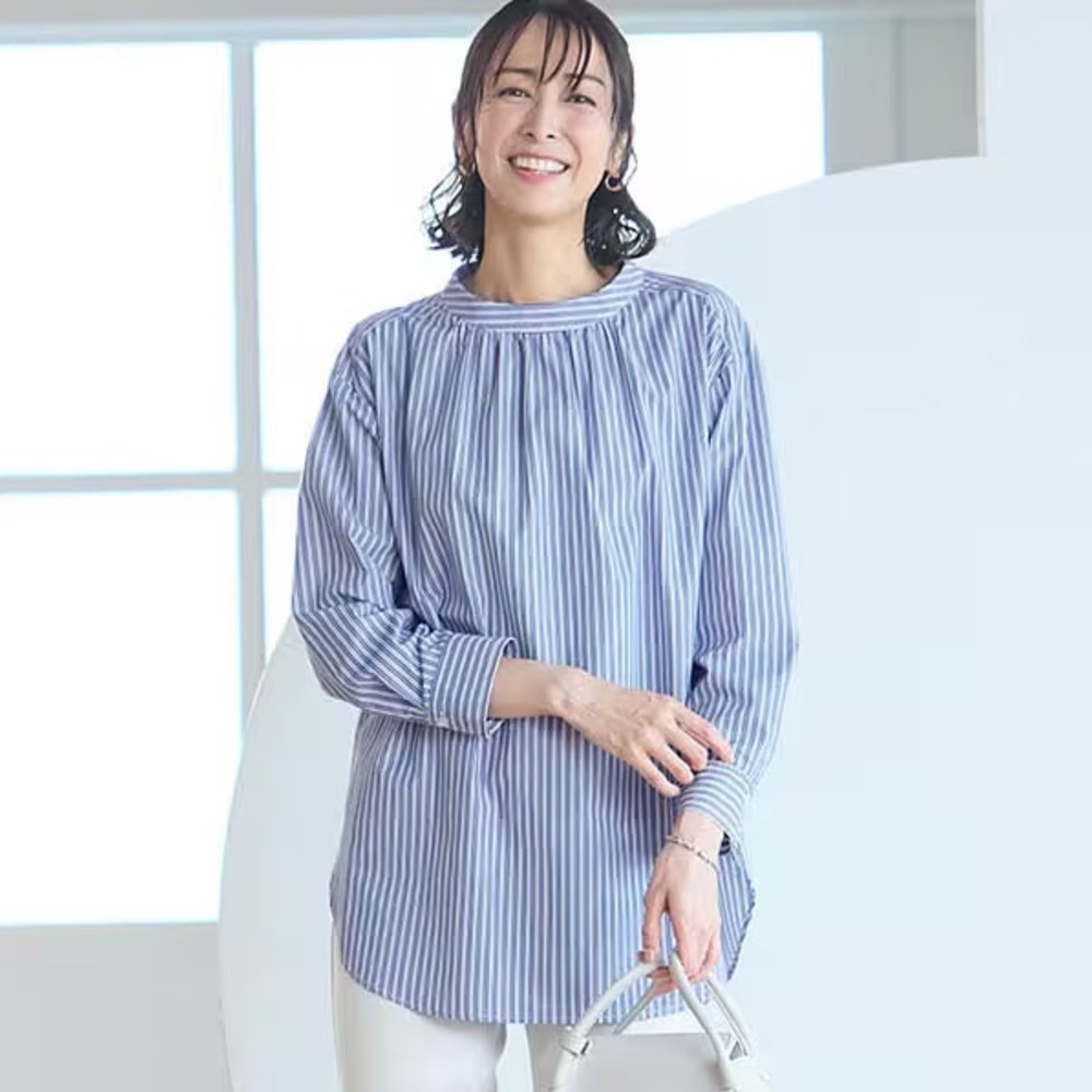 バックボタンデザインハイネックブラウス バックボタンデザインハイネックブラウス